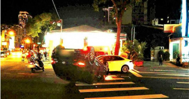 中市2車「碰」一聲強烈撞擊 轎車翻覆四腳朝天倒路中