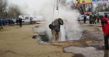 熱水管爆裂炸出巨坑 2男開車墜落被「75℃熱水」活活燙死