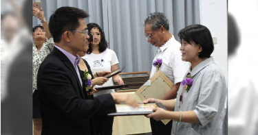 2017年台東縣政府舉辦新卸任校長交接,時任台東縣長黃健庭(左)頒發聘書給新任介達國小校長朱慧清。(圖/報系資料照)