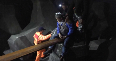 父子垂釣爸爸摔落消波塊 海巡救援所幸平安無礙
