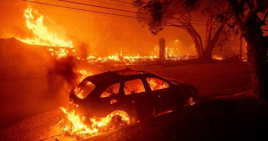 野火肆虐的洛杉磯郊區阿爾塔迪納。（圖／達志／美聯社）