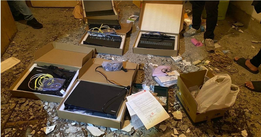 刑事局電偵大隊日前於北中南等地破獲詐團話務機房，其向中國大陸進口DMT設備與大量收購人頭門號，將詐騙電話「落地」。(圖／翻攝畫面)