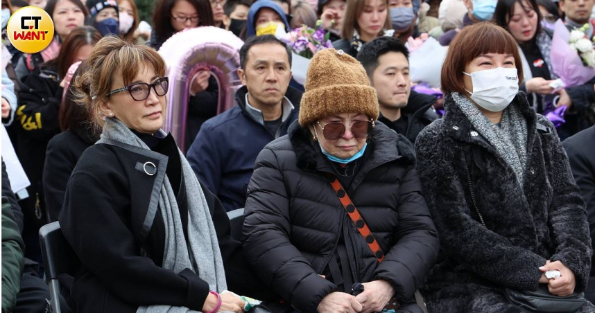 李玟50歲冥誕，李媽媽到場忍不住淚崩。（圖／林士傑攝）