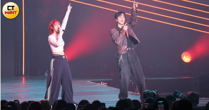 婁峻碩（右）擔任嘉賓，和幻藍小熊隊長XXIN一起合唱〈NEVERLAND〉。（圖／焦正德攝）