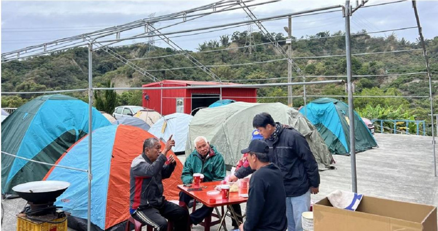 楠西區「綠柏園」目前收容103位受災民眾，其他不少無法返家的災民，選擇在離家近的戶外搭帳篷或在車上休息、睡覺。（張毓翎攝）