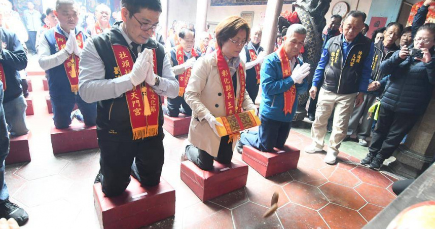 「2025彰化縣媽祖祈福文化節－擲筊求好日」活動，今（19）日在社頭枋橋頭天門宮舉辦，由縣長王惠美擲筊請示媽祖後，擇定在11月21日至23日連續3日舉辦。（圖／中國時報記者葉靜美攝）