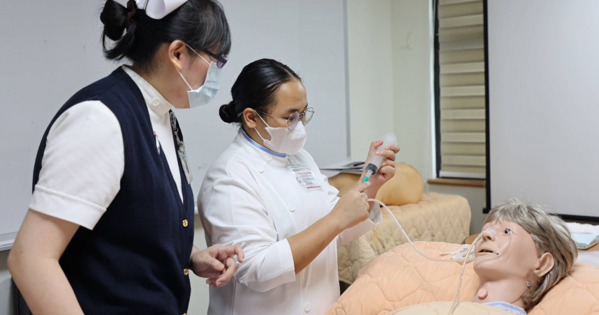 花蓮慈濟是全台第一家聘僱外籍護佐的醫院，院方表示這些菲籍護佐皆已取得台灣副學士以上學位，並通過華語檢定門檻、完成所有擔任護理佐理員所需的訓練。（圖／翻攝自花蓮慈濟醫院臉書）