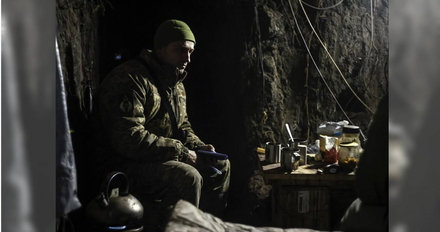 俄羅斯全面入侵烏克蘭以來，試圖透過士兵衝鋒陷陣以消耗烏克蘭軍力，也帶來巨大傷亡，又名「絞肉機戰術」。圖為參與俄烏戰爭的士兵。（圖／達志／美聯社）