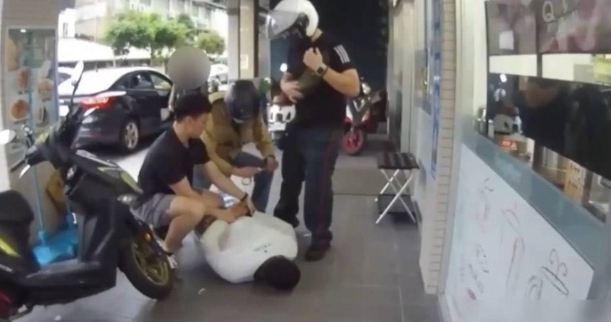 樹林警埋伏面交將車手壓制在地，並於身上起獲毒品、吸食器。（圖/翻攝畫面）