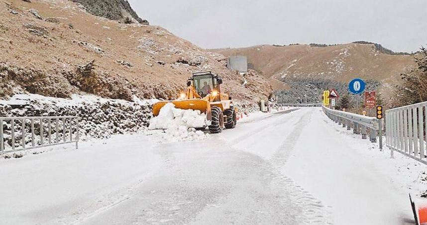 大陸冷氣團來襲，公路局16日下午6時起預警性封閉台14甲線翠峰至大禹嶺路段，圖為封閉路段春節時曾降雪。（圖／公路局提供／中國時報李京昇南投傳真）