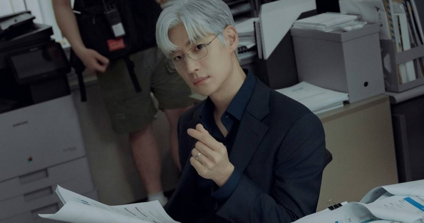 李帝勳的視力其實很好，戴眼鏡是為了看起來更專業。（圖／取自李帝勳IG）