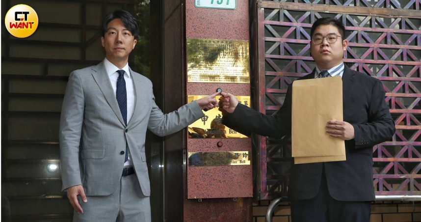 民進黨發言人吳崢與律師許渝澤告發九區罷免案死亡連署。（圖／趙世勳攝）