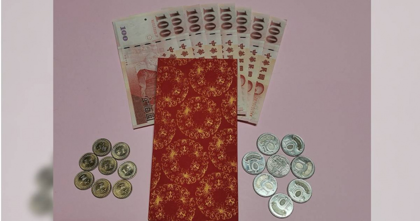 「清明節」準備888元放入紅包，在紅包上寫「對我生財」，依照個人生肖放在不同位置當「錢母」，可以讓財運亨通。 （圖／楊登嵙提供）