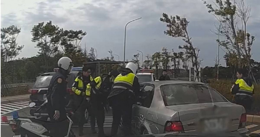 7旬翁違規上路拒檢逃逸，警方將其圍捕破窗逮人。（圖／翻攝畫面）