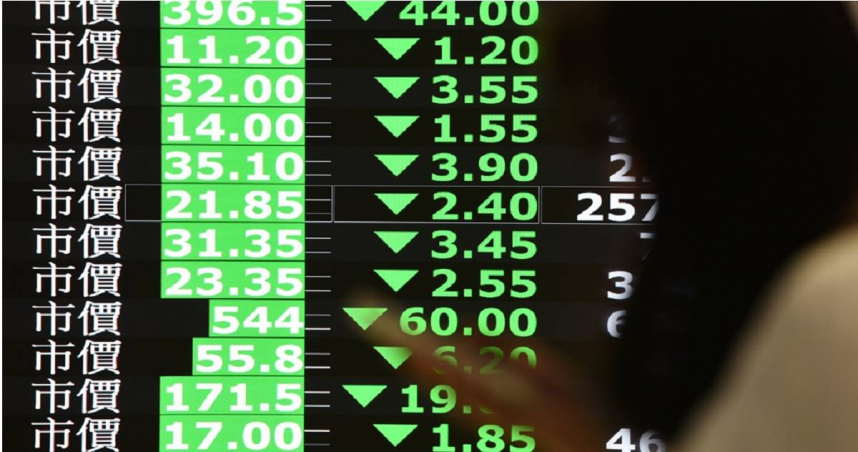 美國總統亂揮關稅大刀，引發全球股災，台股連2天上演大屠殺，網路上遍布此起彼落「睡公園」的哀號聲。（圖／報系資料照）