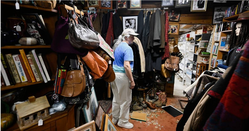 加州聖地牙哥地震導致居民家中架上的照片被震落。（圖／達志／美聯社）