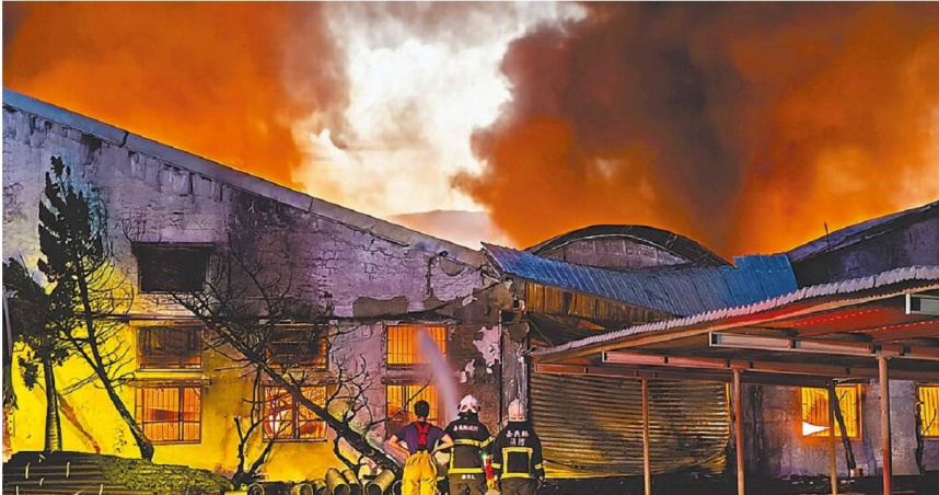 嘉義縣水上鄉南陽化工廠17日凌晨大火，烈火照空，消防員搶救，火勢仍延燒猛烈，廠房付之一炬。（嘉縣消防局提供／廖素慧嘉縣傳真）