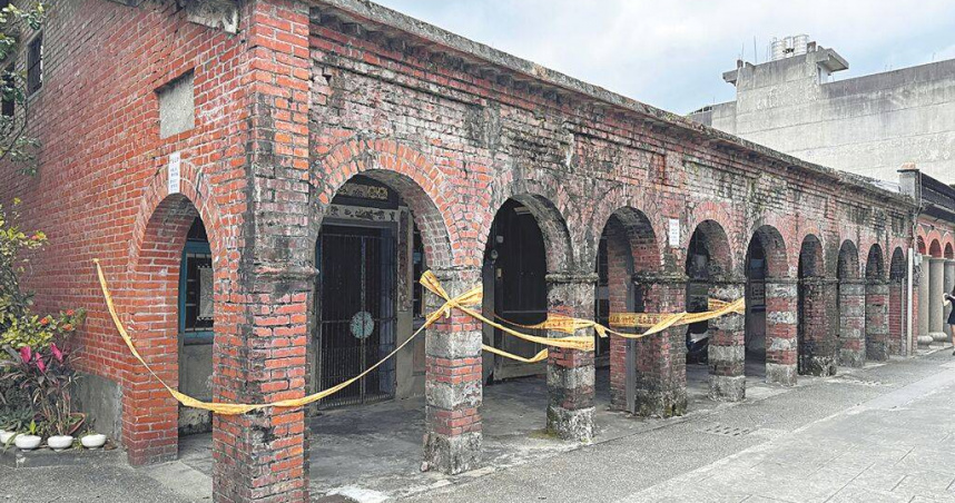 宜蘭縣頭城老街「陳春記商號」是當地具指標性建築，最近拉起黃色封鎖線警告民眾木梁已朽請勿靠近。（吳佩蓉攝）