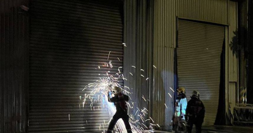竹北市一間工廠凌晨發生火警。（圖／翻攝畫面）