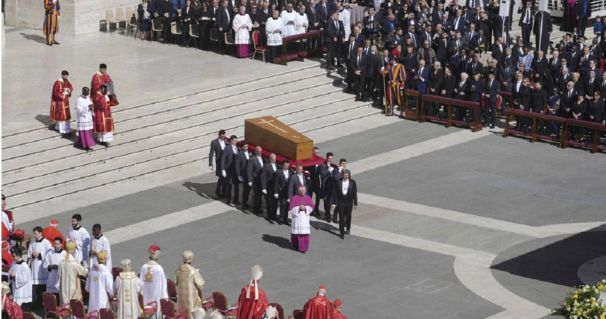 天主教教宗方濟各的喪禮已在當地時間26日上午10時（台灣時間26日下午16時）在羅馬聖伯多祿廣場舉行。（圖／達志／美聯社）
