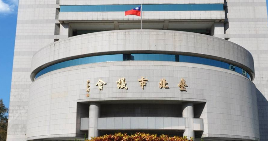 台北市議會遭投訴變成私人休息場所。（圖／翻攝自台北市議會官網）