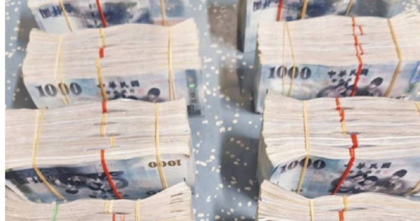 本月7日晚間，越南籍胡姓移工搭乘台鐵區間車至台南站，誤裝有400萬現金之行李袋遺落在火車上。如今傳出這筆現金，疑似是用來經營外籍移工「地下匯兌」業務的業者款項。（圖／翻攝畫面）