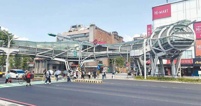 新北市板橋區公所15日辦理府中遊龍陸橋拆除評估會勘，市府與地方民意達成拆除共識。（圖／中國時報王揚傑攝）