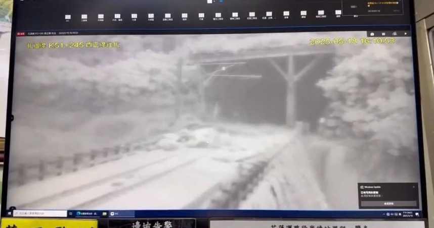 花蓮今日下午降豪雨，台鐵北迴線花蓮和仁至崇德間疑似因大雨衝斷電車線，水淹至軌道，暫時無法通行。（圖／翻攝畫面）