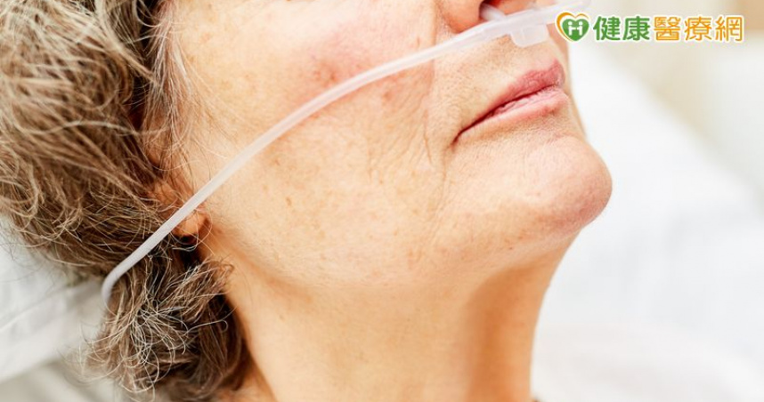 60歲婦人拔鼻胃管腹痛竟是「打結」！　醫「這樣做」順利恢復正常進食