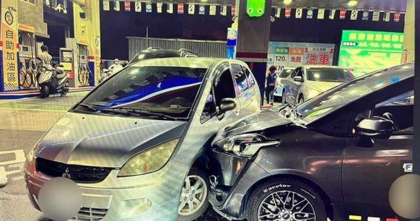 插隊糾紛釀車禍現場互嗆爆氣。（ 圖／翻攝畫面）