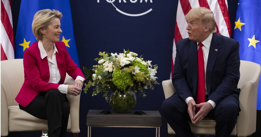 歐盟執委會主席馮德萊恩、美國總統川普。圖為2020年1月，兩人在世界經濟論壇會晤。（圖／達志／美聯社）