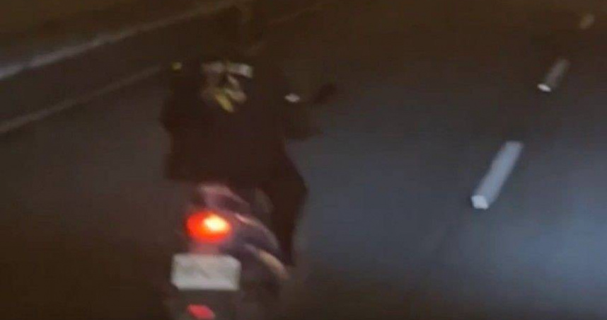 老翁沒帶安全帽國道狂飆，沿路違規遭警方攔下送辦。（圖/翻攝畫面）