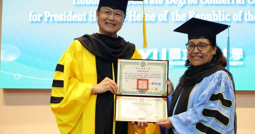 嘉義大學校長林翰謙今天頒授馬紹爾群島共和國總統希爾達·凱西·海妮（Hilda C. Heine）教育學名譽博士學位。（圖／翻攝畫面）