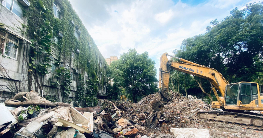 北市文化局日前同意國土署可逕自拆除中山女高舊建築群中的北區所有地上物,台鐵工會卻抗議該區域內有兩棟是工會財產,市府拆除前卻未通知工會,懷疑文化局暗挺國土署「強拆」台鐵員工財產,情節猶如媒體才爆料的「誤拆汾陽居」翻版(圖/台鐵工會提供)