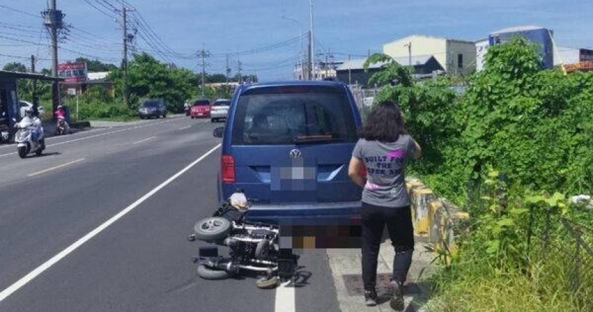 電動輪椅突遭追撞，老翁滑入車底重傷送醫。（ 圖／翻攝畫面）