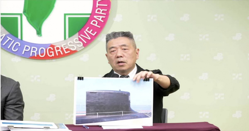 針對網路媒體報導質疑海鯤軍艦左艦艏出現艇體變形，國防院國防戰略暨資源研究所長蘇紫雲表示，可能是一種「瘦馬效應」，即使地表最強美國海軍維吉尼亞號，也是類似情況。（圖／截自民進黨直播）