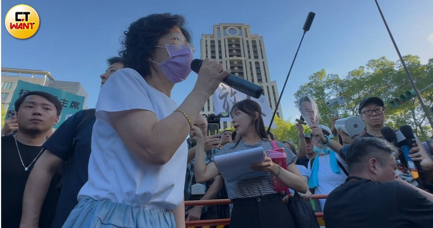 民眾黨前主席柯文哲妻子陳佩琪，1日聽完庭後向支持者喊話，，希望大家能以行動來對司法不公正表示抗議。（圖／陳柔瑜攝）