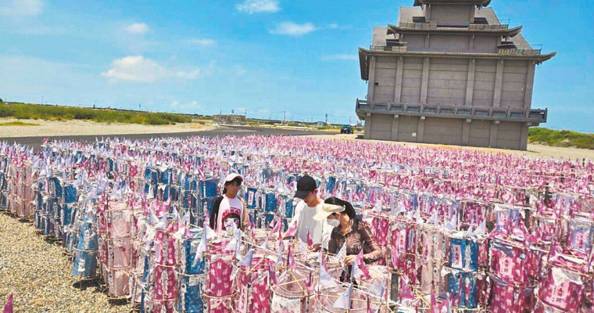 雲林縣口湖牽水狀2日進入重頭戲「排狀」儀式，民眾把上千支水狀排列在蚶寮萬善祠廣場，場面壯觀。（圖／中國時報張朝欣攝）
