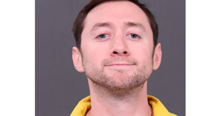 美國一名男子賈斯汀在殺害68歲父親後，還將父親斬首並提著人頭拍片。（圖／達志／美聯社）