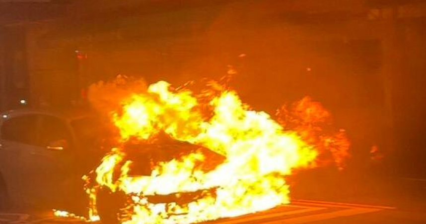 台中盧姓母女車行中突起火引擎爆燃瞬間逃生。（圖／翻攝畫面）