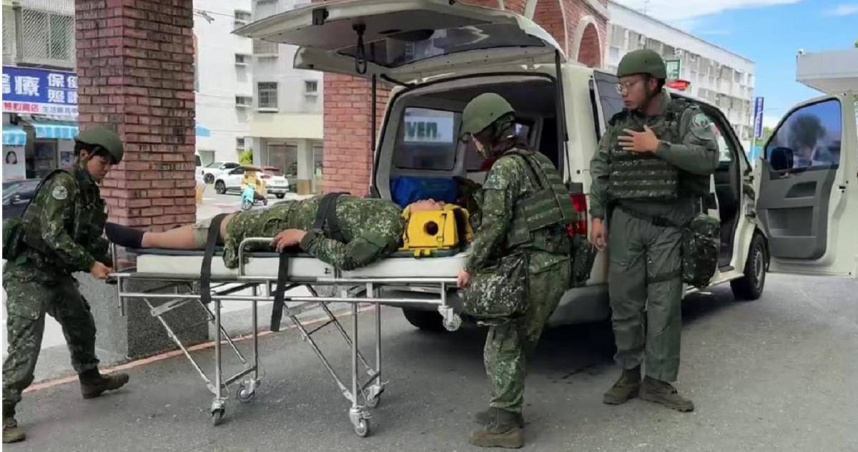 1輛v150輪型裝甲車15日執行演習時打滑翻覆，造成2人受傷。（圖／翻攝畫面）