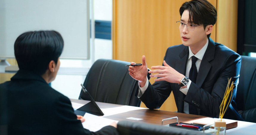 李鍾碩繼《黑話律師》之後再扮律師。，於角色設定戴眼鏡，李鍾碩非常用心地尋找適合的款式。（圖／Disney+提供）