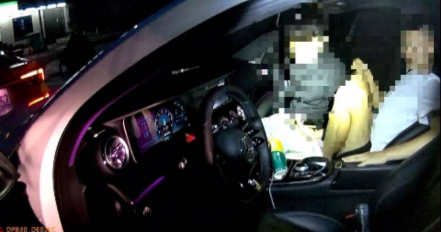 台中一名蔡姓男子疑似為了閃責，遇到警方攔檢時，竟整個人跳到副駕駛座上。（圖／翻攝畫面）