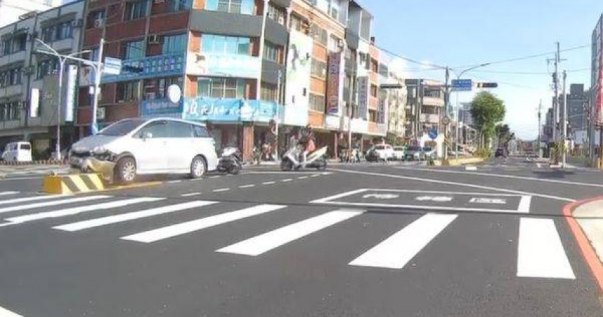 台南善化驚傳連環追撞！　騎士煞車不及撞自撞分隔島小客車受傷送醫