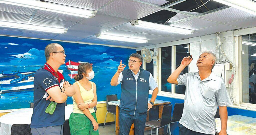 桃園市大園區竹圍漁港魚貨直銷中心2樓19號餐廳，16日中午發生約0.5平方米天花板崩塌意外，農業局長陳冠義（右二）等人立即至現場勘查。（圖／農業局提供／中國時報廖姮玥桃園傳真）