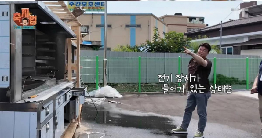 白種元自爆該烹飪設備從土耳其進口，先將電氣裝置拆掉，疑似規避正規通關流程。（圖／白種元YouTube）