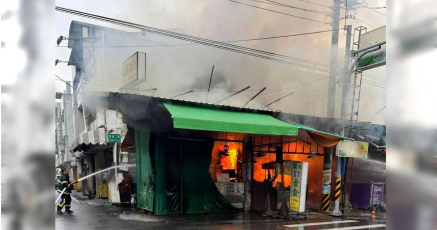 北斗商圈驚見火蛇狂竄，2間小吃攤瞬間成焦黑廢墟。（圖／翻攝畫面）