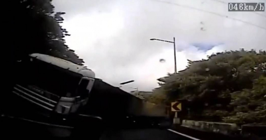 國光客運遭到猛撞釀死傷，相撞前聯結車就已失控翻覆。（圖/翻攝畫面）