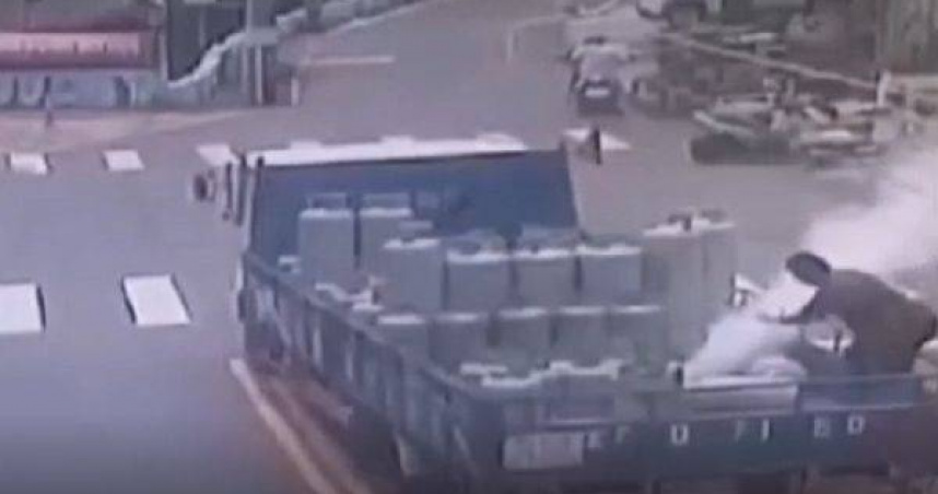 貨車瓦斯桶傾倒狂冒白煙。（圖／翻攝畫面）