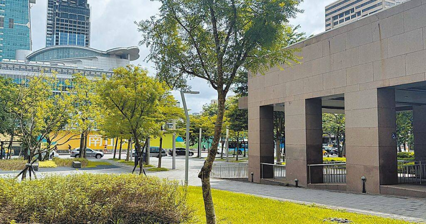 南山人壽規畫延伸台北市信義區空橋系統，串聯「南山A21綠環塔 」綠環塔與市府大樓南門，也可從捷運淡水信義線台北101站通行至板南線市府站。（圖／中國時報張珈瑄攝）